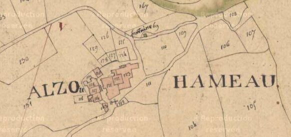 Zoom du cadastre d'Alzou de 1826 sur papier jaunie en 3 couleurs. Ruisseau en vert, habitation et numéros des parcelles en rouge pale, parcelle agricole avec numéros de parcelle