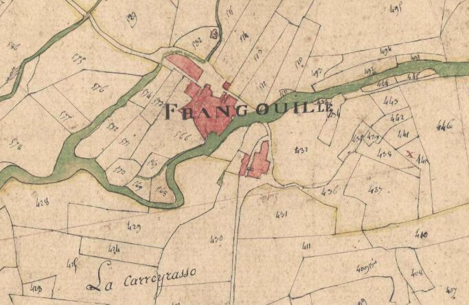 Zoom d'un plan cadastral de 1826 sur papier jaunie avec Frangouille au centre. Les ruisseaux sont coloriés en verts, les habitations en rouge pale. Ecriture des textes stylisées avec des numéros de parcelle uniquement sur les parcelles agricoles. Les habitations ne sont pas détaillées mais représentées en bloc.