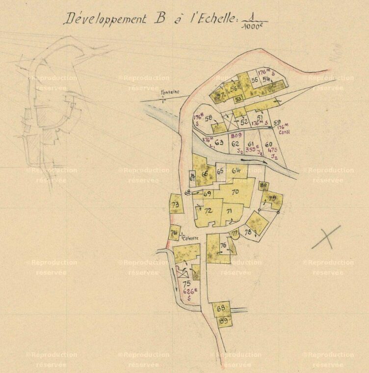 Zoom d'un plan cadastral de 1965 sur papier jaunie de Frangouille. Le ruisseau colorié en bleu, les habitations coloriées en jeune pale avec les numéros de parcelle. Une esquisse du plan se trouve en haut à gauche du dessin (visiblement gommée) Titre en haut, écriture stylisée