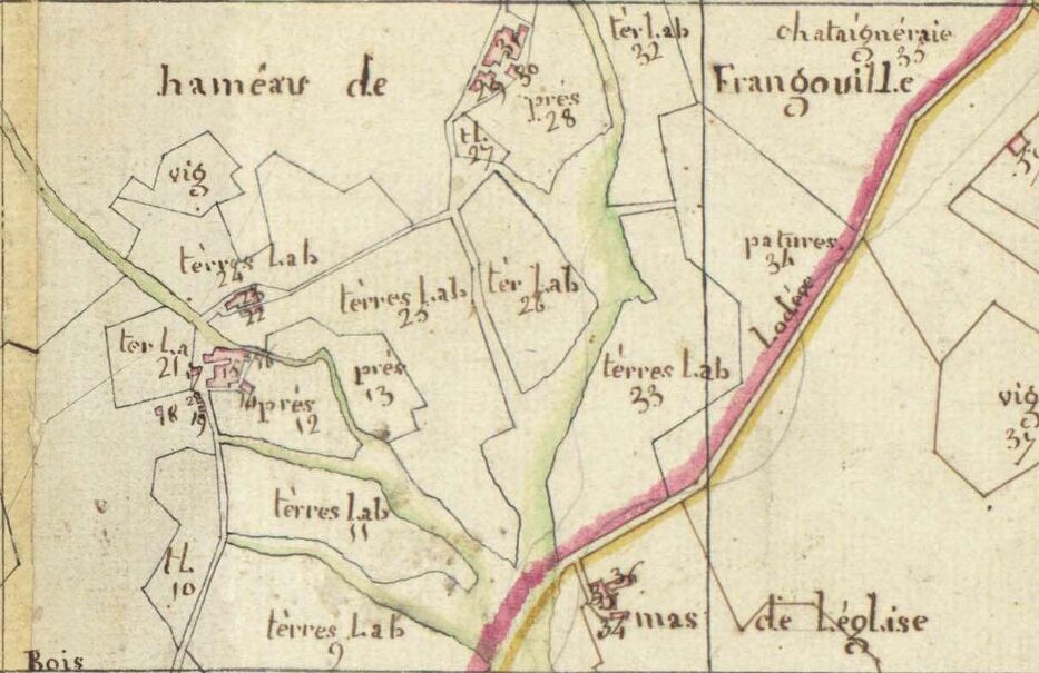 Zoom d'un plan cadastral de 1805 sur papier jaunie avec Frangouille au centre. Les ruisseaux en verts, les habitations en rouge pale. Le chemin Bédarieux-Lodève surligné en rouge pale et jaune. Ecriture des texte stylisée avec des numéros de parcelle