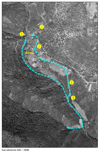 Vue aérienne en noir et blanc avec des tracés fait sur ordinateur en bleu qui indiquent les possibles réseaux ferrés reliant les mines et 5 points jaunes qui indiquent les entrées de mine