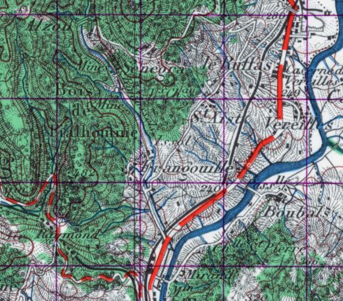 Zoom d'une carte IGN de 1950 avec Frangouille au centre. Le ruisseau de l'Orb en bleu, les forets en vert, la voie ferrée en pointillé rouge et blanc, les zones agricoles en blanc achurées