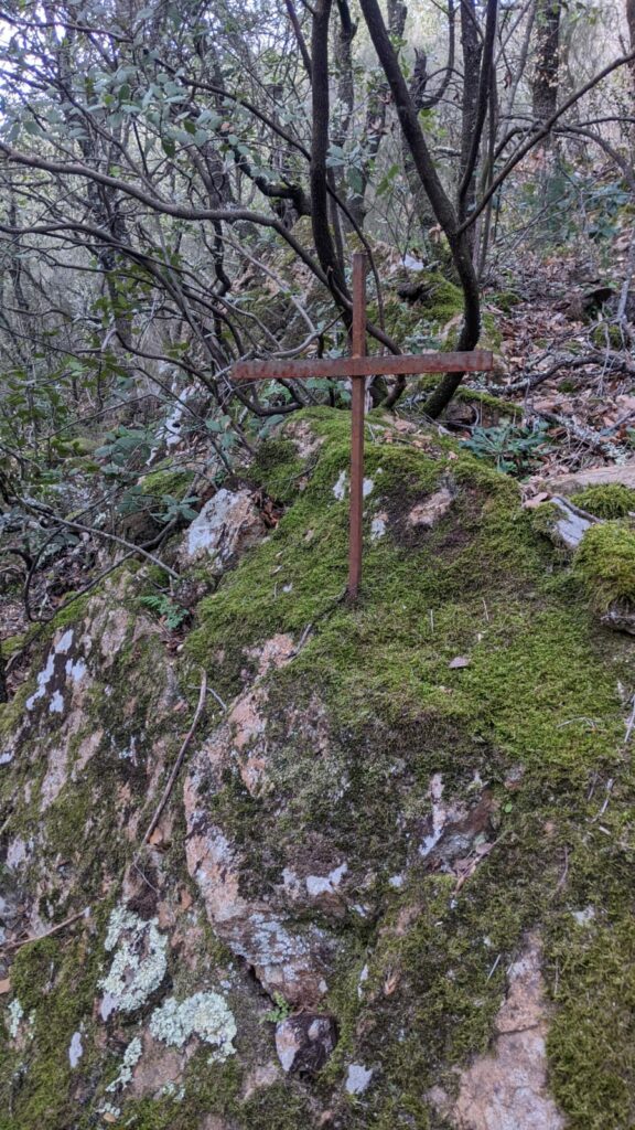 Sur le sommet d'un gros rocher recouvert partiellement de mousse il y a une croix en fer tout simple (hauteur de la croix environ 50 cm)