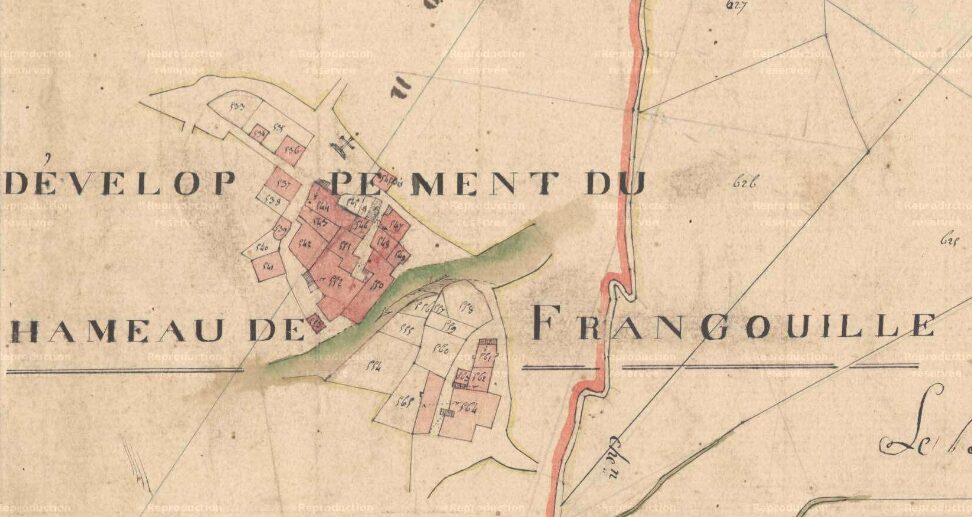 Zoom du plan cadastral de 1826 représentant les habitation de Frangouille sur papier jaunie avec 3 couleurs