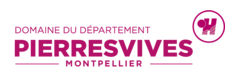 Logo des archives départementales de l'Hérault "Pierresvives" en bordeaux sur fond blanc