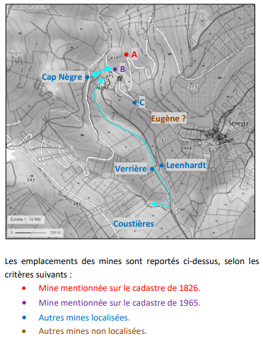 Carte en gris en blanc avec au centre le Hameau d'Azou et ajouté par dessus les indications des emplacement des mines (en bleu) et une incertaine en brun. En pointillé bleu le tracé une réseau ferré.