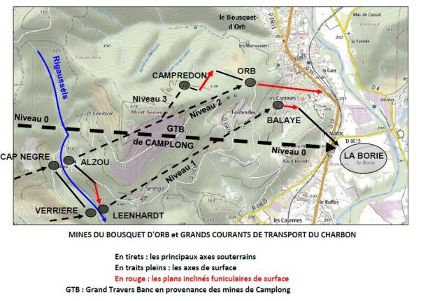 Zoom d'une carte sur laquelle des tracés en noir et du texte en noir à été ajouté dessus. Des flèches indique des directions. Un cours d'eau en dessinée en bleu