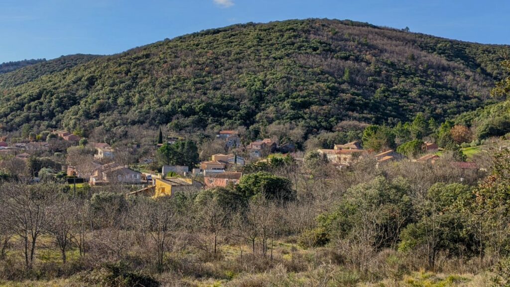 Vue des maisons de Frangouille au pied du plot de Montauris