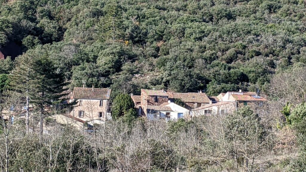 Vue des maisons du Mas Dissol au pied de la montagne