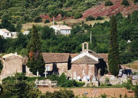 Vue des maisons du Mas Dissol avec l'église Ste Marie