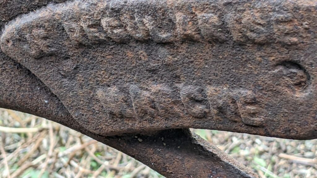 Détail de l'inscription qui se trouve sur l(arrière de la roue-volant avec l'inscription "je régularise la marche"