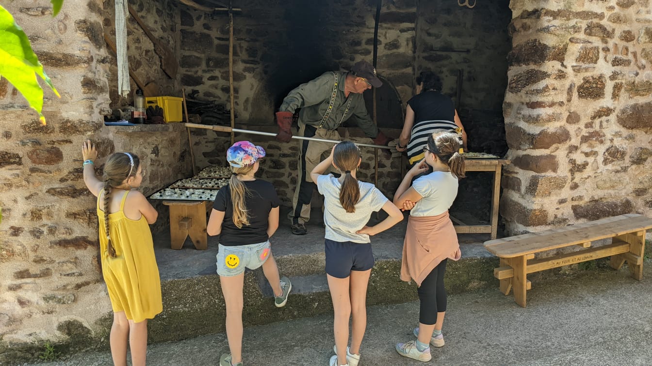 La classe de CM1/CM2 de La Tour/Orb en visite au four à pain de Frangouille