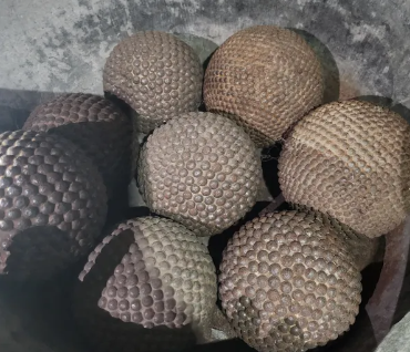 boules en bois clouées