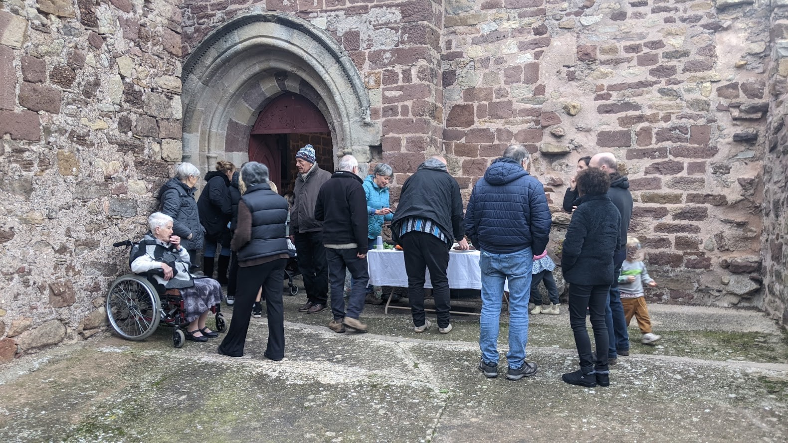 Petits et grands réunis pour décorer les sapins de Frangouille